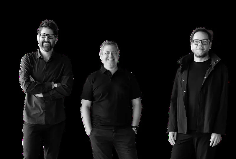 Equipe do escritório BCMF Arquitetos reunida em torno da mesa de projeto